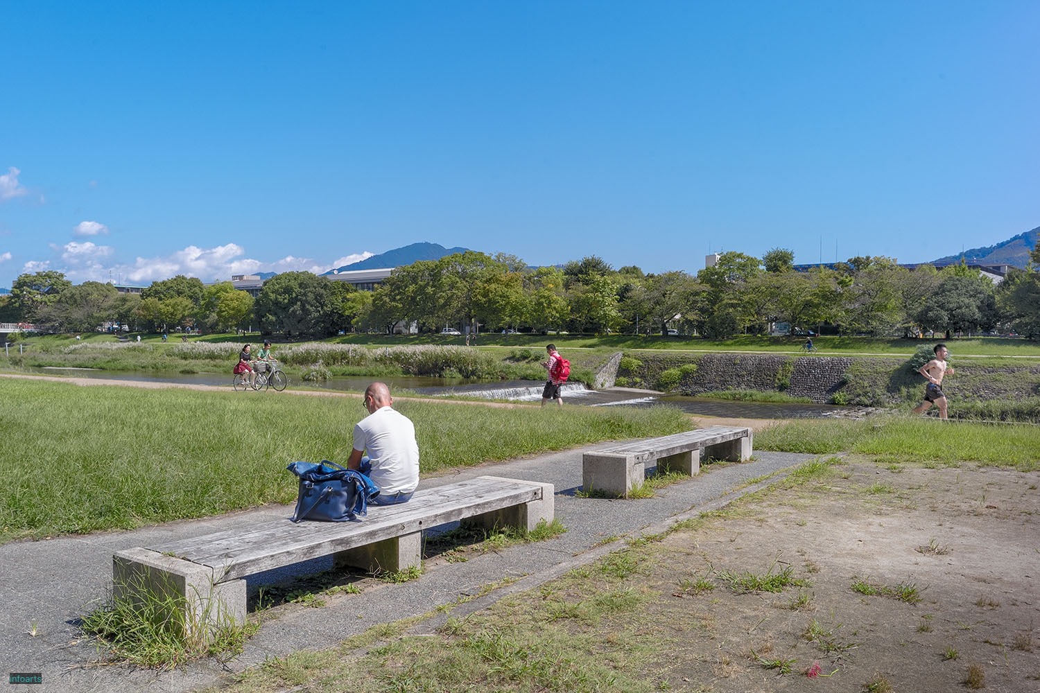 20_鴨川河川敷のランナーとベンチの男_M10A6578